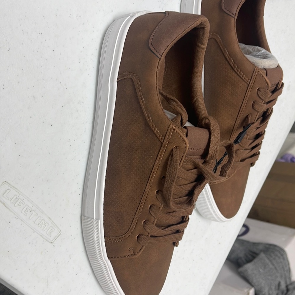 New shoes I ordered from u I ordered it from Europe, but it was different size